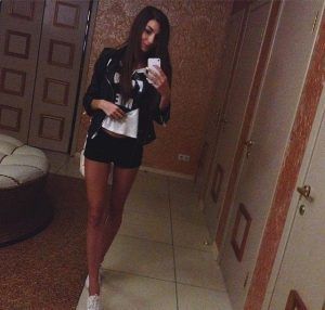 Проститутка Юля с выездом по Москве рядом с метро Лесопарковая в возрасте 21 
